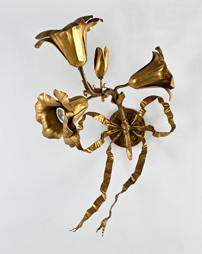 Coppia di applique in bronzo dorato, con struttura a fiocco e portalampade a forma di campanula