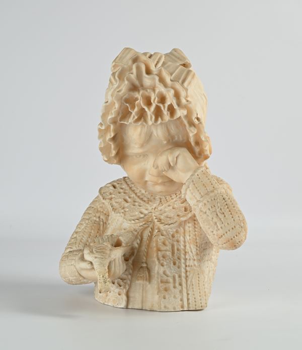 Scultura in alabastro raffigurante una bimba che piange