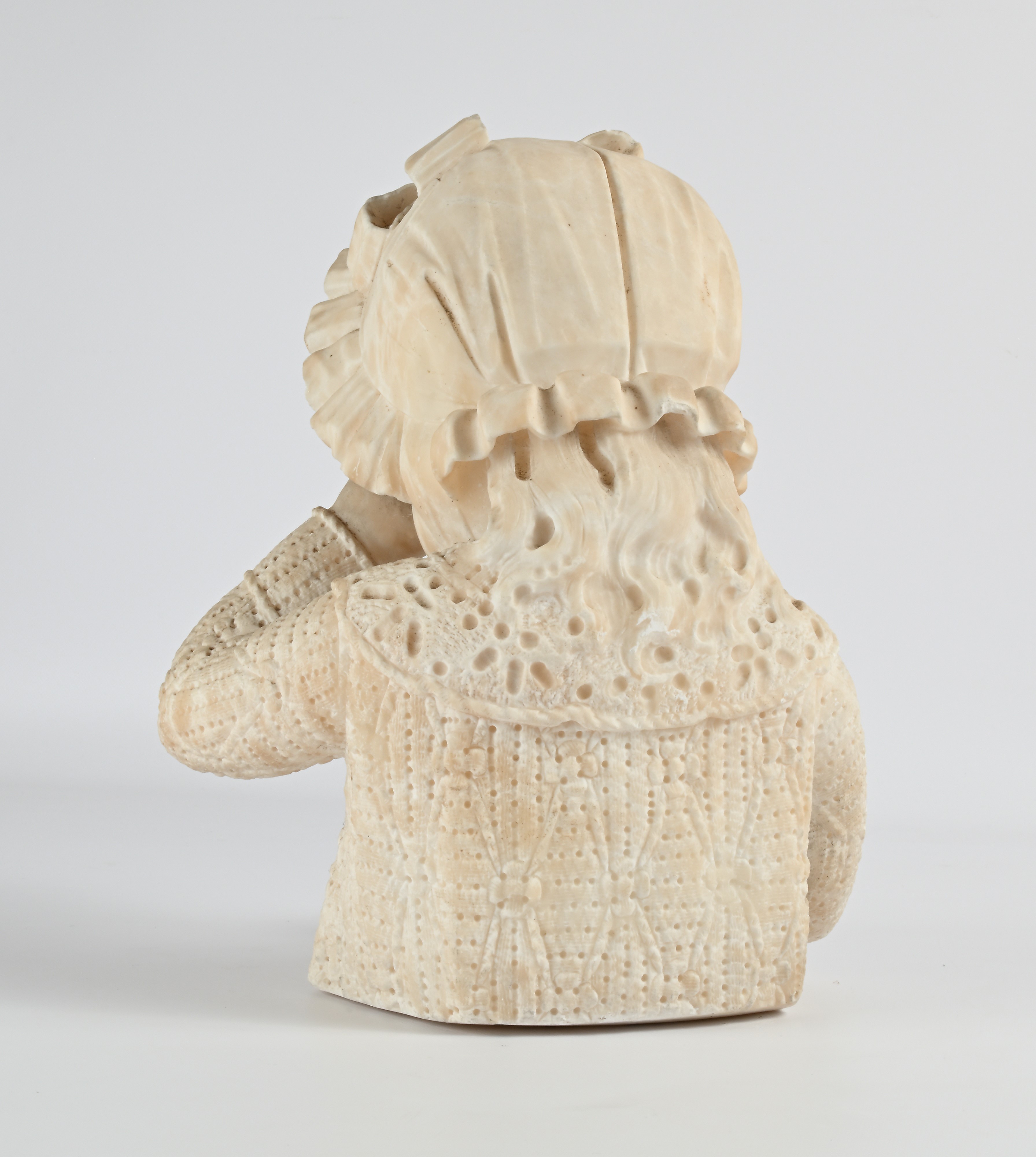 Scultura in alabastro raffigurante una bimba che piange