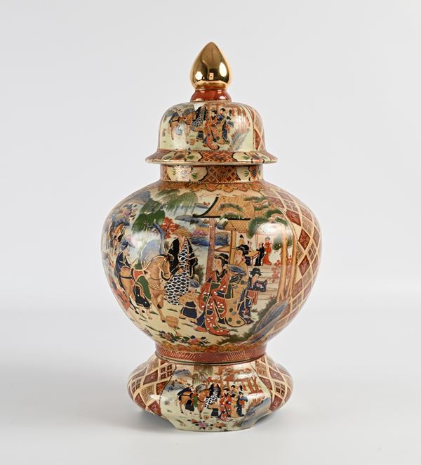 Vaso con coperchio in porcellana Royal Satsuma, Cina, XX secolo 
