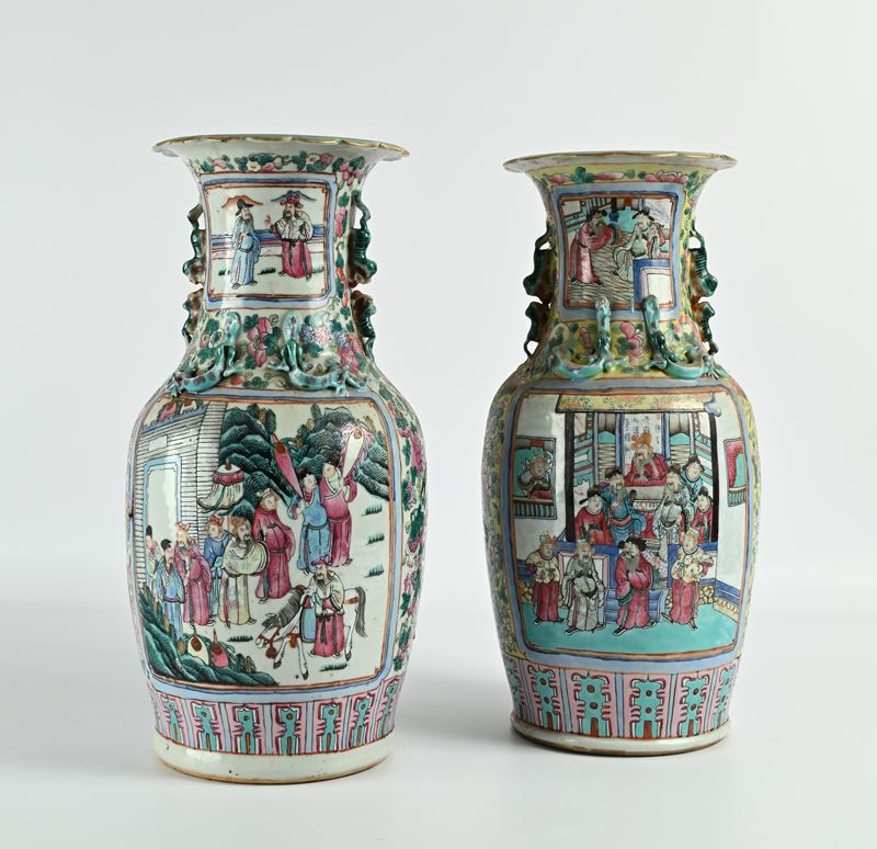 Due vasi in porcellana policroma, Cina, fine dinastia Qing