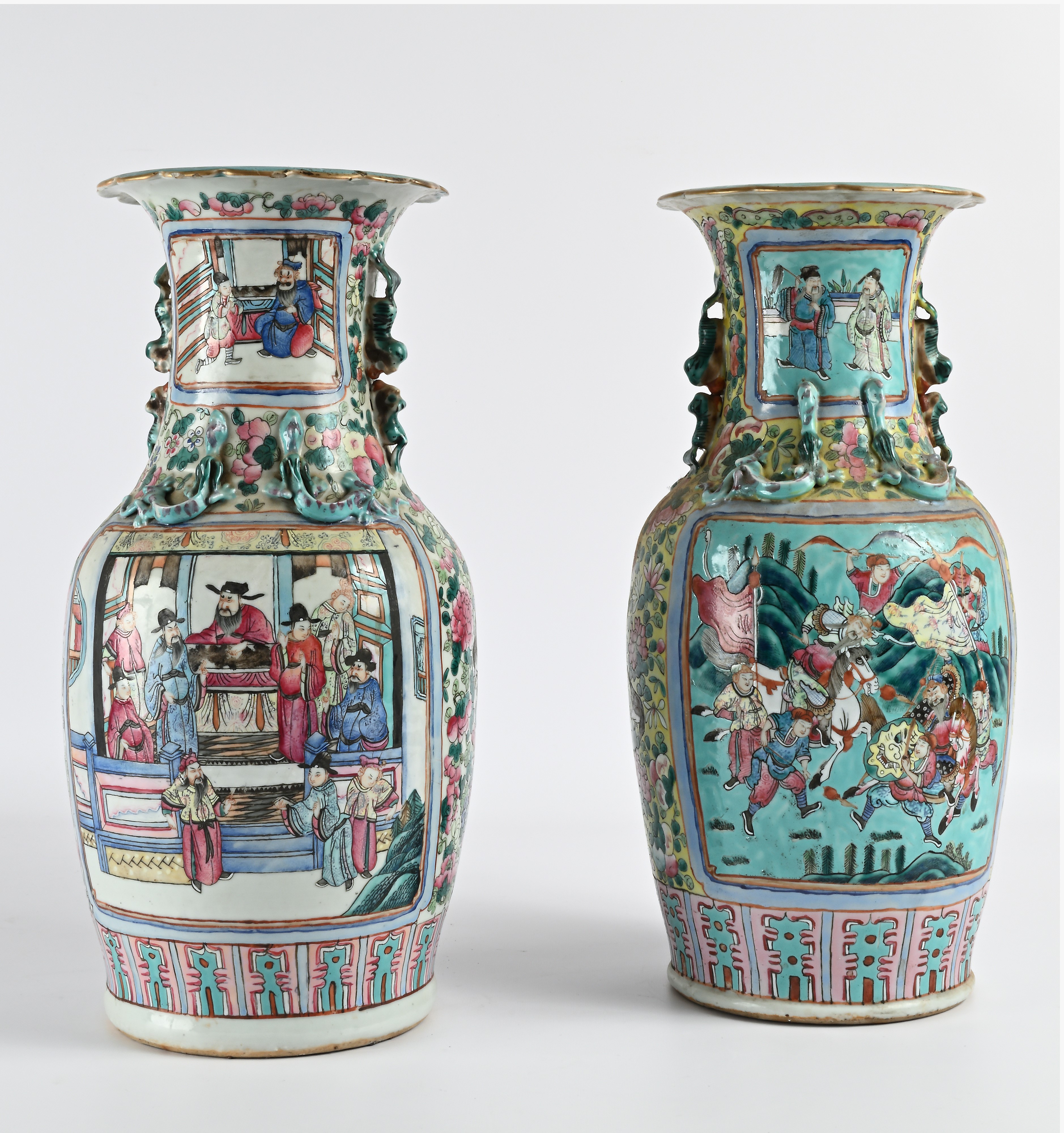 Due vasi in porcellana policroma, Cina, fine dinastia Qing
