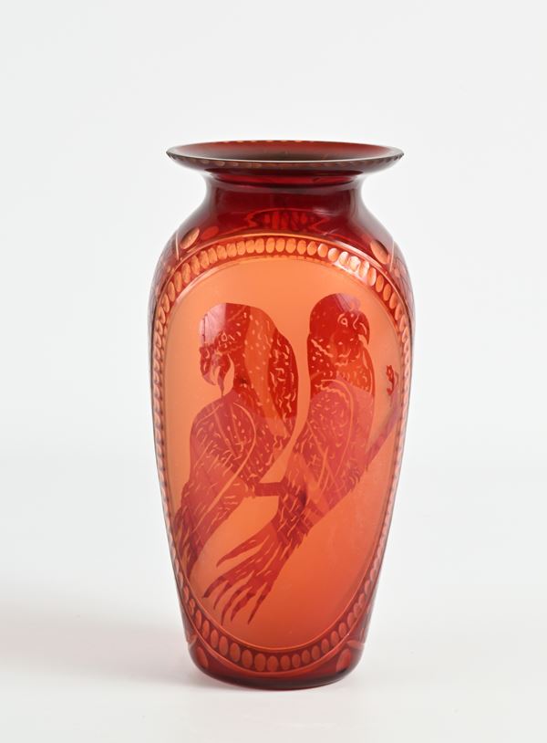 Vaso in vetro rosso, XX secolo