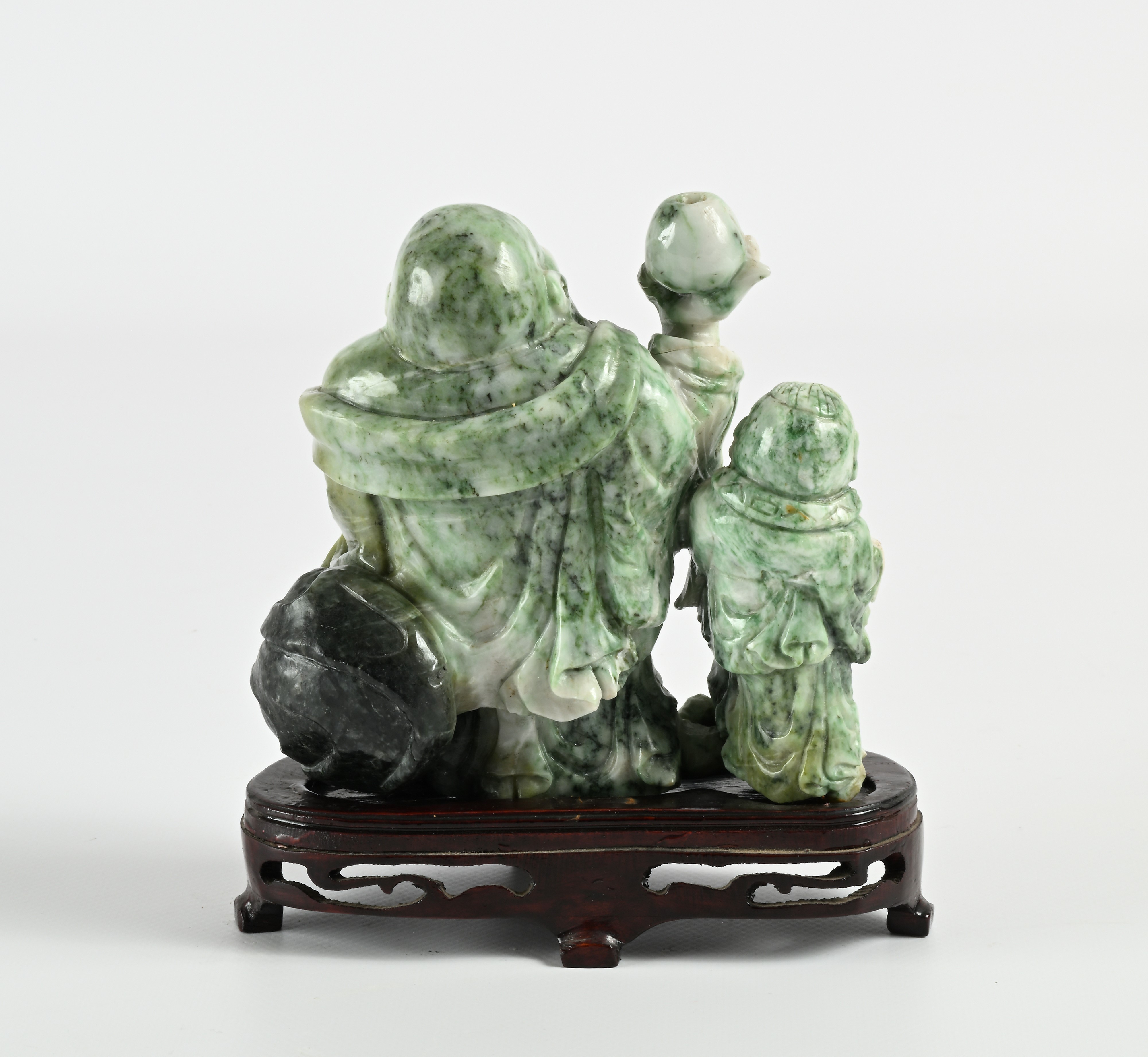 Figura di Hotei in marmo verde con bimbo
