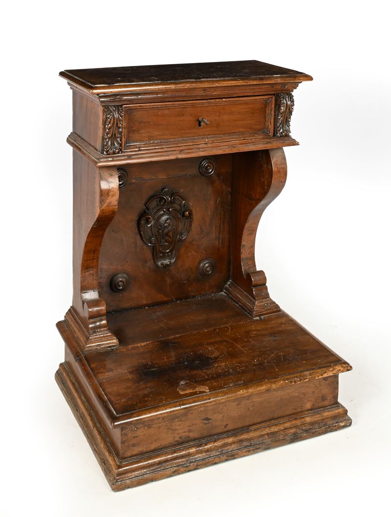 Inginocchiatoio in noce con stemma araldico, XVII/XVIII secolo