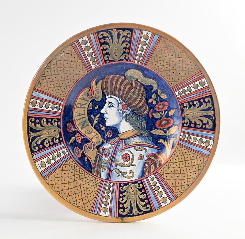 Grande piatto in maiolica policroma e a lustro, Gualdo Tadino, manifattura Alberto Rubboli, XX se...