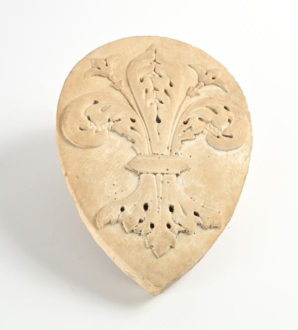 Scudo in marmo bianco con giglio in bassorilievo