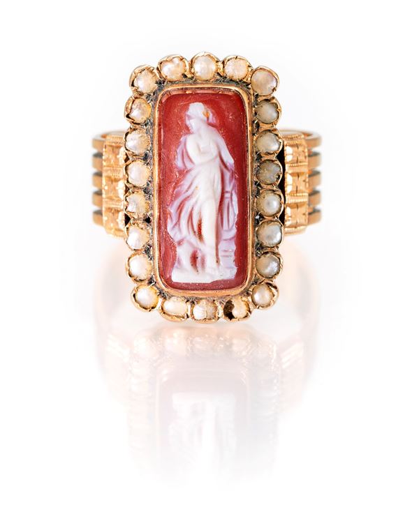 Anello antico in oro, cammeo su corniola e perle