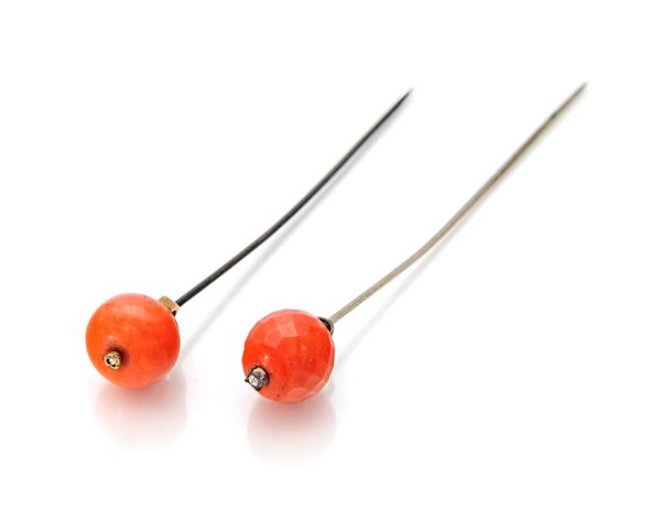 Coppia di spilloni in oro, argento e corallo