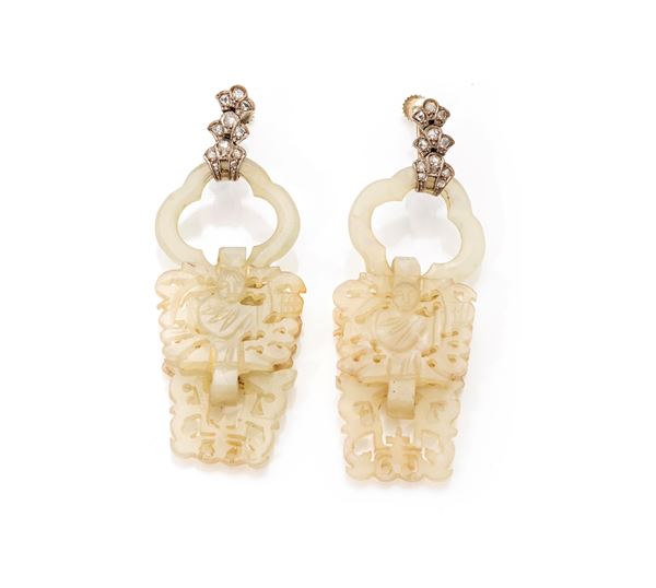 Coppia di orecchini decò in oro, diamanti e giade incise
