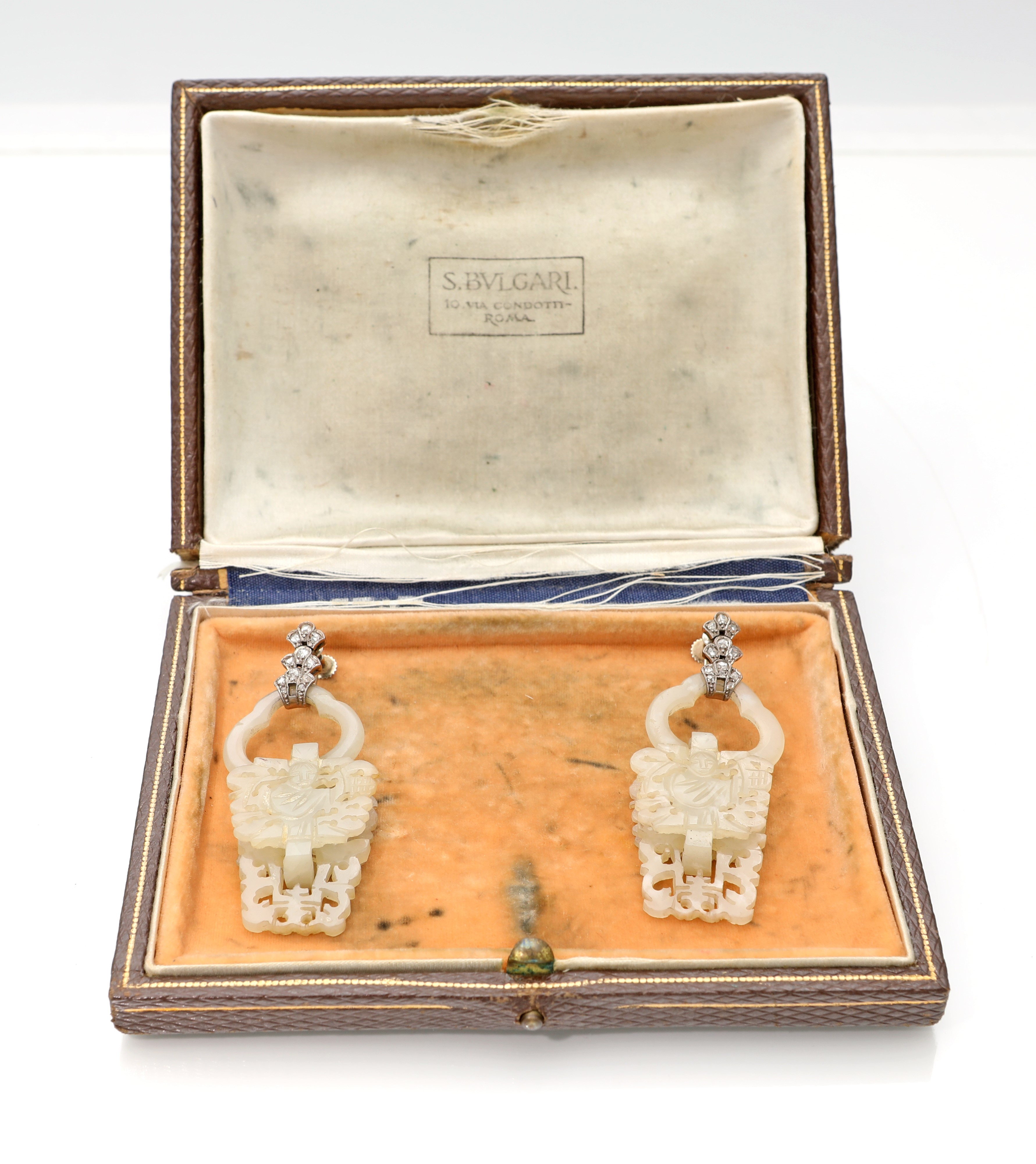 Coppia di orecchini decò, oro bianco 750, diamanti e giade incise, anni '20/'30