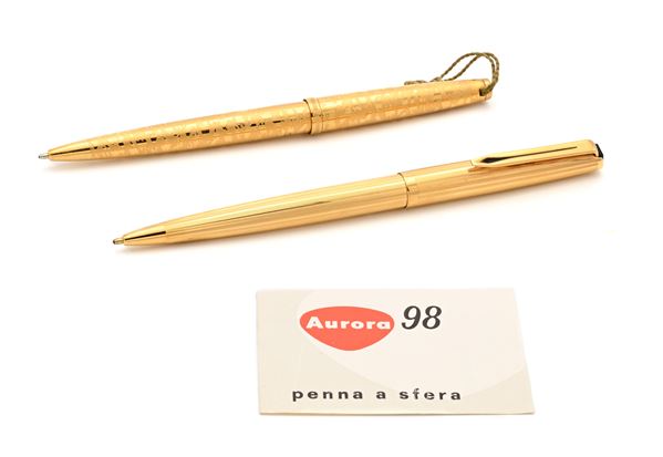 Aurora 98 - Penna a sfera in metallo placcato in oro giallo 22 Kt; Aurora "per Lei" - Penna a sfera in metallo placcato in oro giallo 22 Kt  - Asta ASTA A TEMPO - Penne e Accessori da Scrivania - Casa d'Aste Arcadia