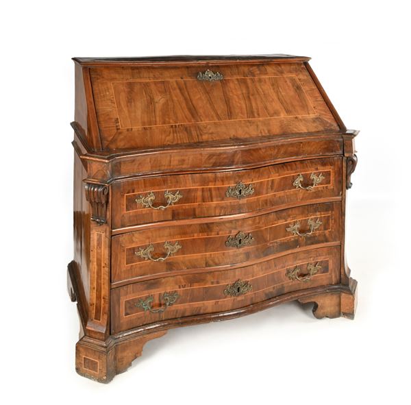 Cassettone a ribalta in noce, XVIII secolo