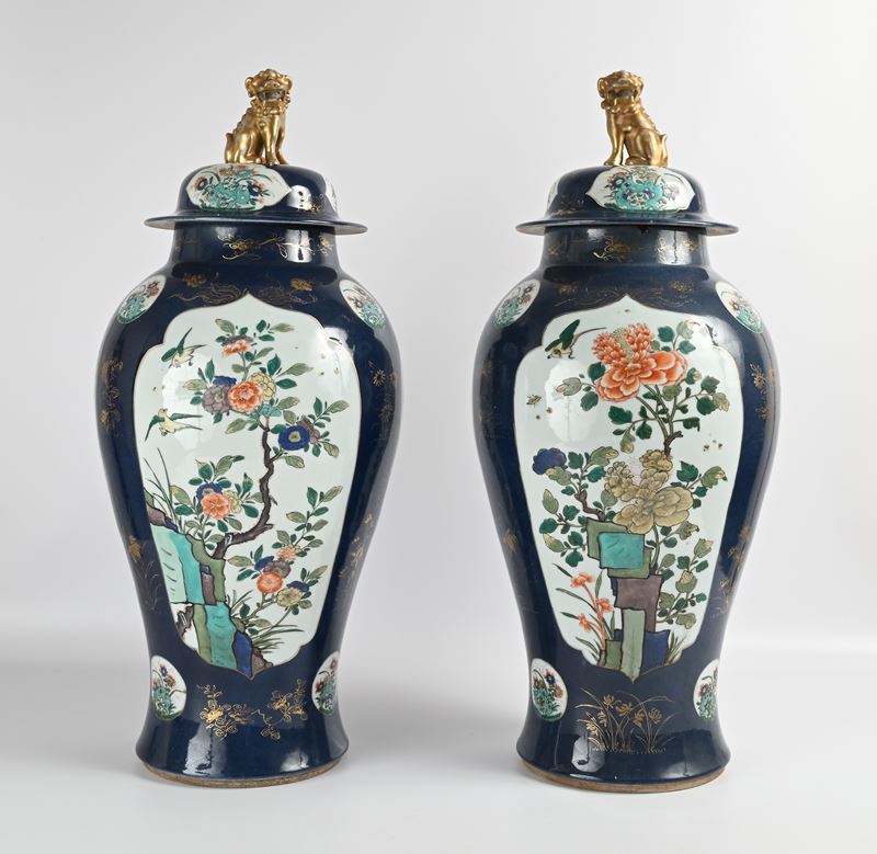 Coppia di grandi potiches in porcellana, Giappone, XIX secolo