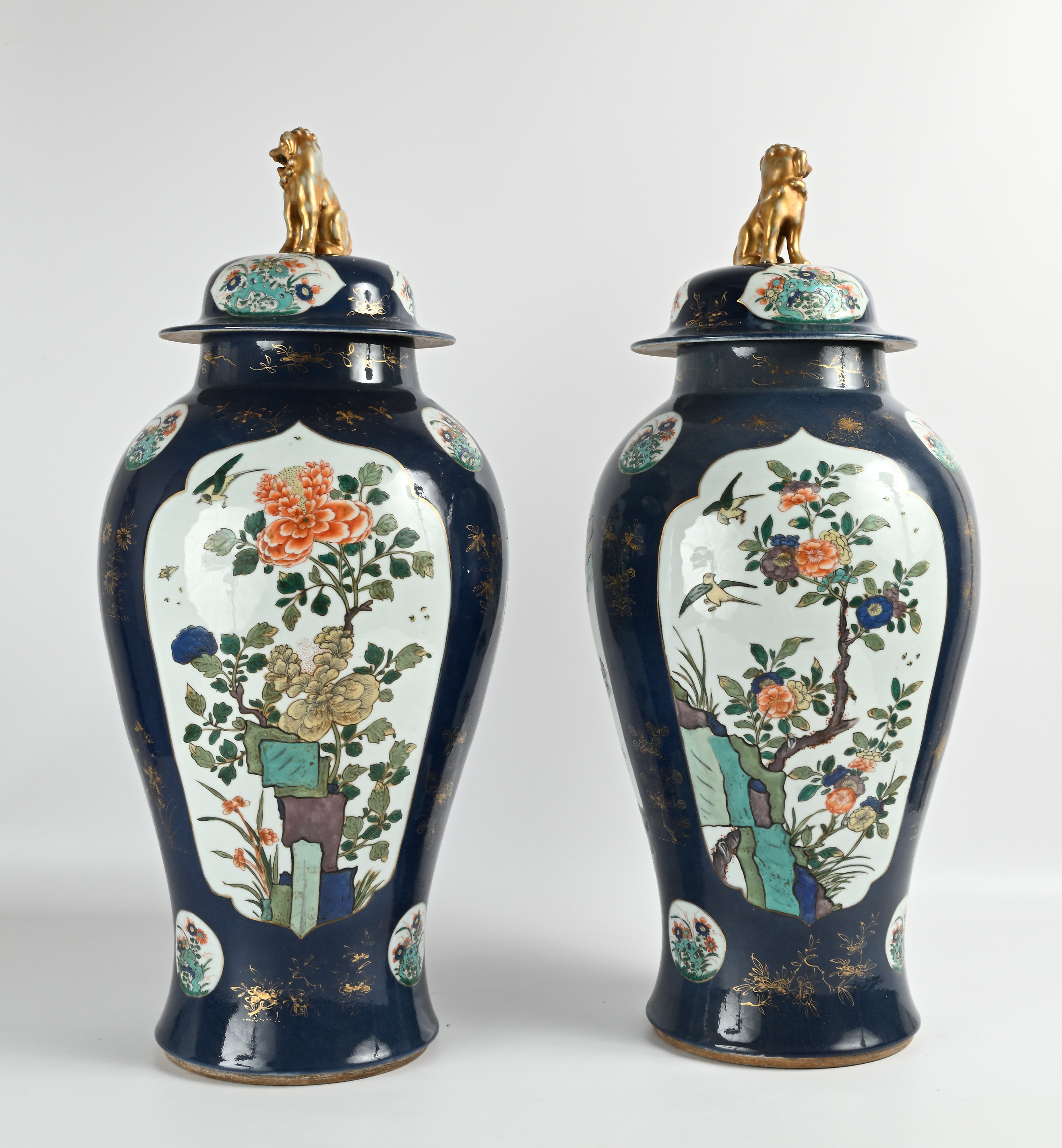 Coppia di grandi potiches in porcellana, Giappone, XIX secolo