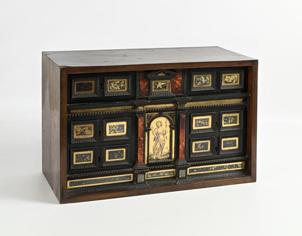 Stipo in legno e vetri eglomisé, Italia centrale, XVII secolo