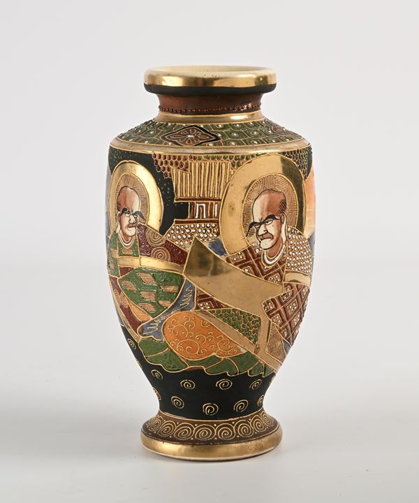 Vaso a giara in porcellana policroma e dorata, Satsuma, Giappone, XX secolo