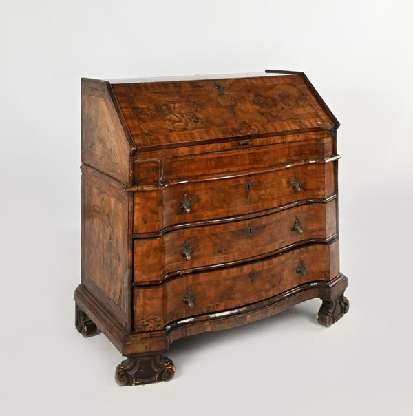 Cassettone a ribalta in noce con specchi in radica, Emilia/Ferrara, XVIII secolo