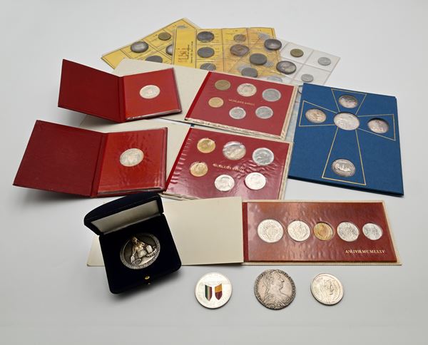 Lotto di monete e medaglie Repubblica Italiana (3 Serie 1970, 1.000 Lire 1970, Medaglia Centenario Ragioneria Generale dello Stato, Medaglia Roma Campione d'Italia 1983); Tallero di Convenzione di Maria Teresa d'Austria; 500 Lire Sede Vacante 1978 e Settembre 1978, Serie 1980 (2) Giovanni Paolo II Città del Vaticano; 5 medaglie non ufficiali Anno Santo 1975