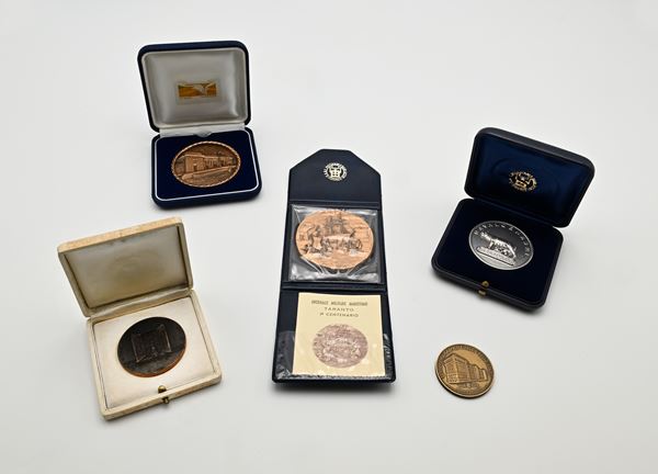 Medaglia ufficiale in bronzo 50° Anniversario IPZS (mm. 41); Medaglia in bronzo I° Centenario Arsenale Militare Taranto (mm. 62); Medaglia in bronzo 1988 Arsenale La Spezia (mm. 59); Medaglia in metallo argentato Navalgenarmi 1969-1989 (mm. 51); Medaglia in bronzo ufficiale straordinaria IIa Sessione Concilio 1963 Paolo VI (mm. 44)
