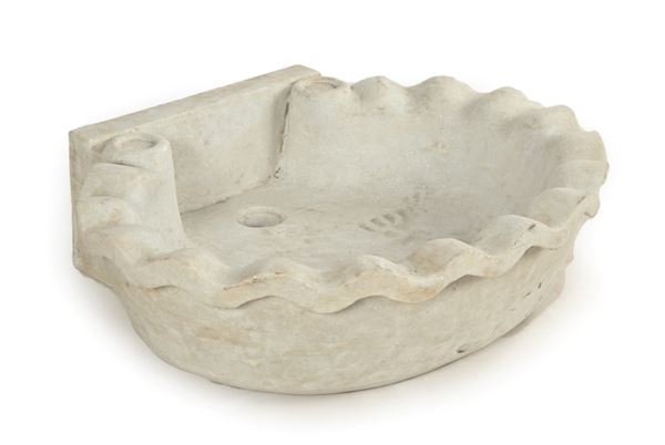 Vasca in marmo bianco a forma di conchiglia
