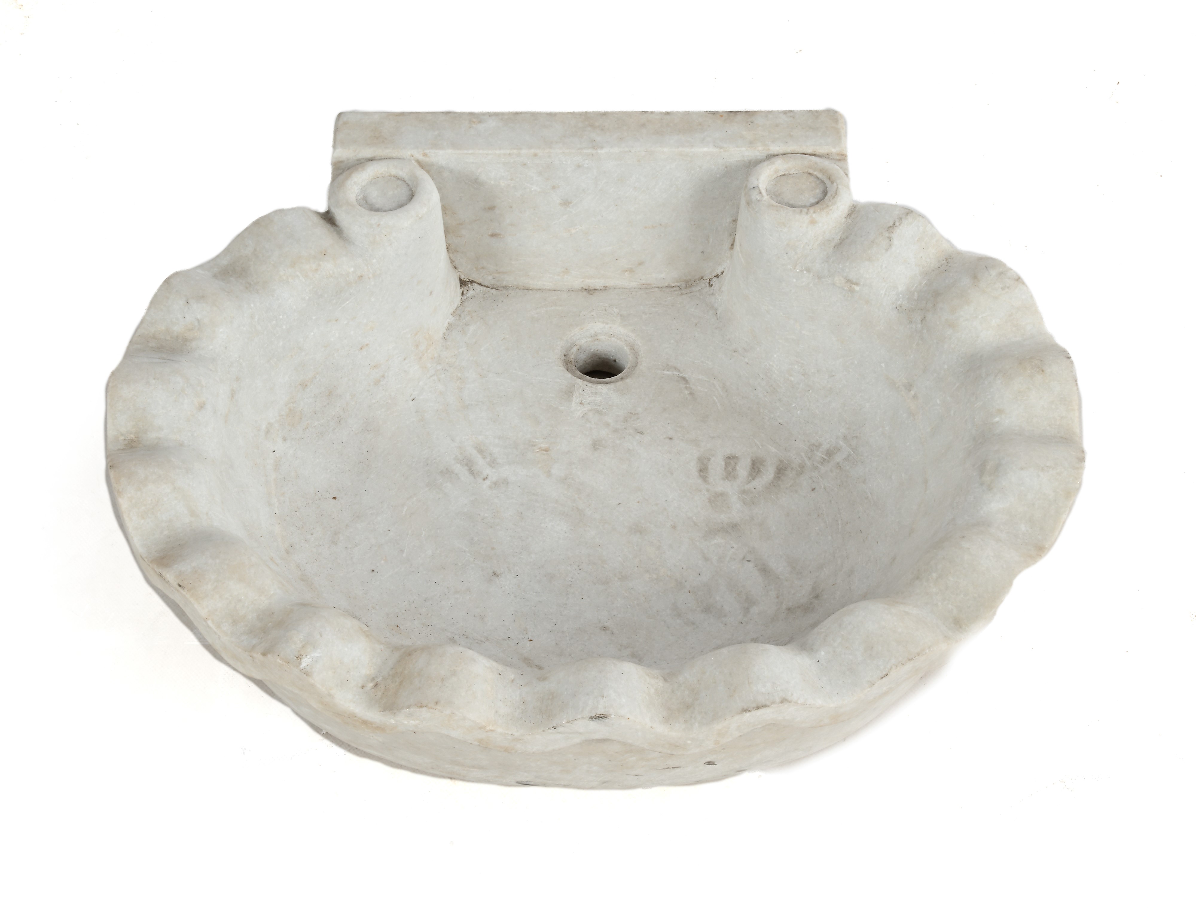Vasca in marmo bianco a forma di conchiglia, cm 16x57x48
