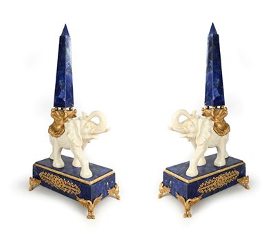 Francia, Coppia di obelischi in lapislazuli su basamento di marmo bianco, fine regno di Napoleone...