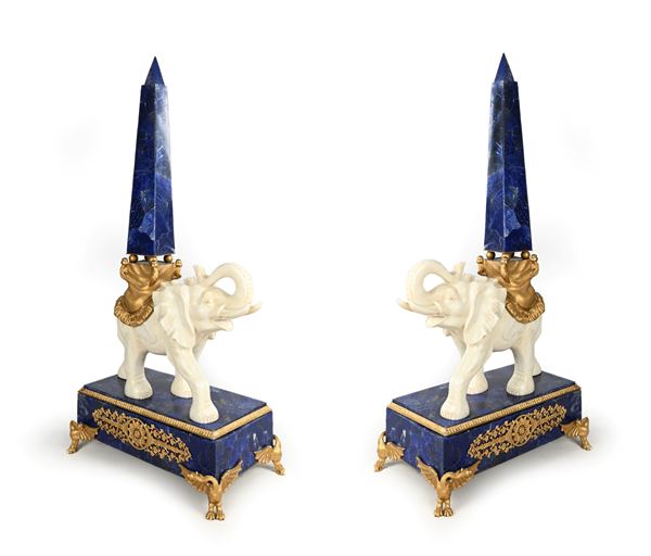 Coppia di grandi obelischi in lapislazuli su elefanti in marmo bianco, Francia, fine regno Napoleone III 