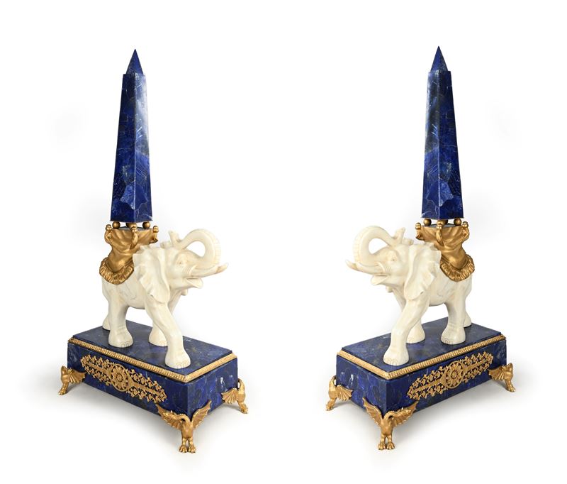 Francia, Coppia di obelischi in lapislazuli su basamento di marmo bianco, fine regno di Napoleone...
