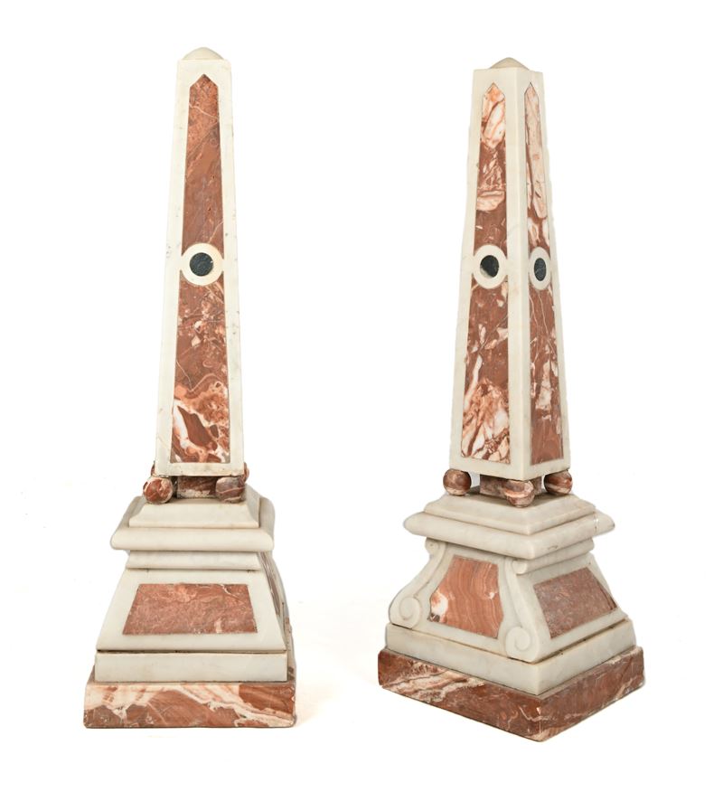 Coppia di obelischi in marmo bianco e rosso Cottanello, XIX secolo