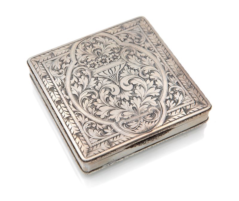 Scatola quadrangolare in argento 800, cm 8,5x8,5x1,5