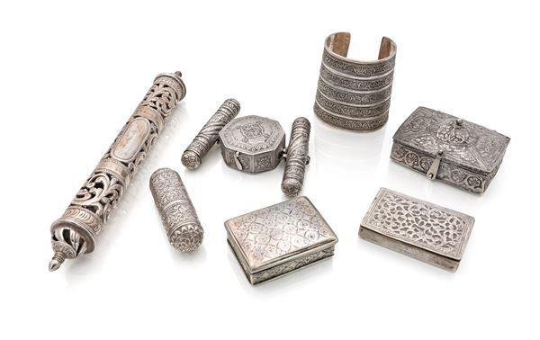 Tre portadocumenti, un bracciale e tre scatole in argento a basso titolo di fattura islamica e orientale