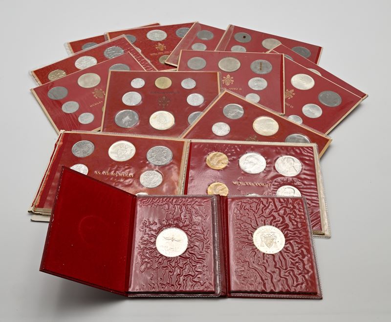 Lotto 11 Serie Paolo Vi; Serie 1980 Giovanni Paolo II; 500 Lire Sede Vacante 1978 e 500 Lire Sett...