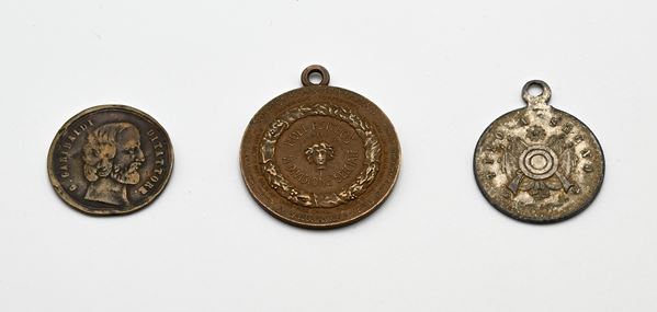 Distintivo in bronzo 1912 - VI divisione speciale "Rodi-Psithos" (diam mm 26) Vittorio Emanuele III Regno d'Italia / Medaglietta in bronzo Garibaldi Ditattore Guerra indipendenza di Sicilia 1860 (diam mm 21) / Medaglietta in stagno Tiro a segno Regno Lombardo-Veneto (diam mm 22)