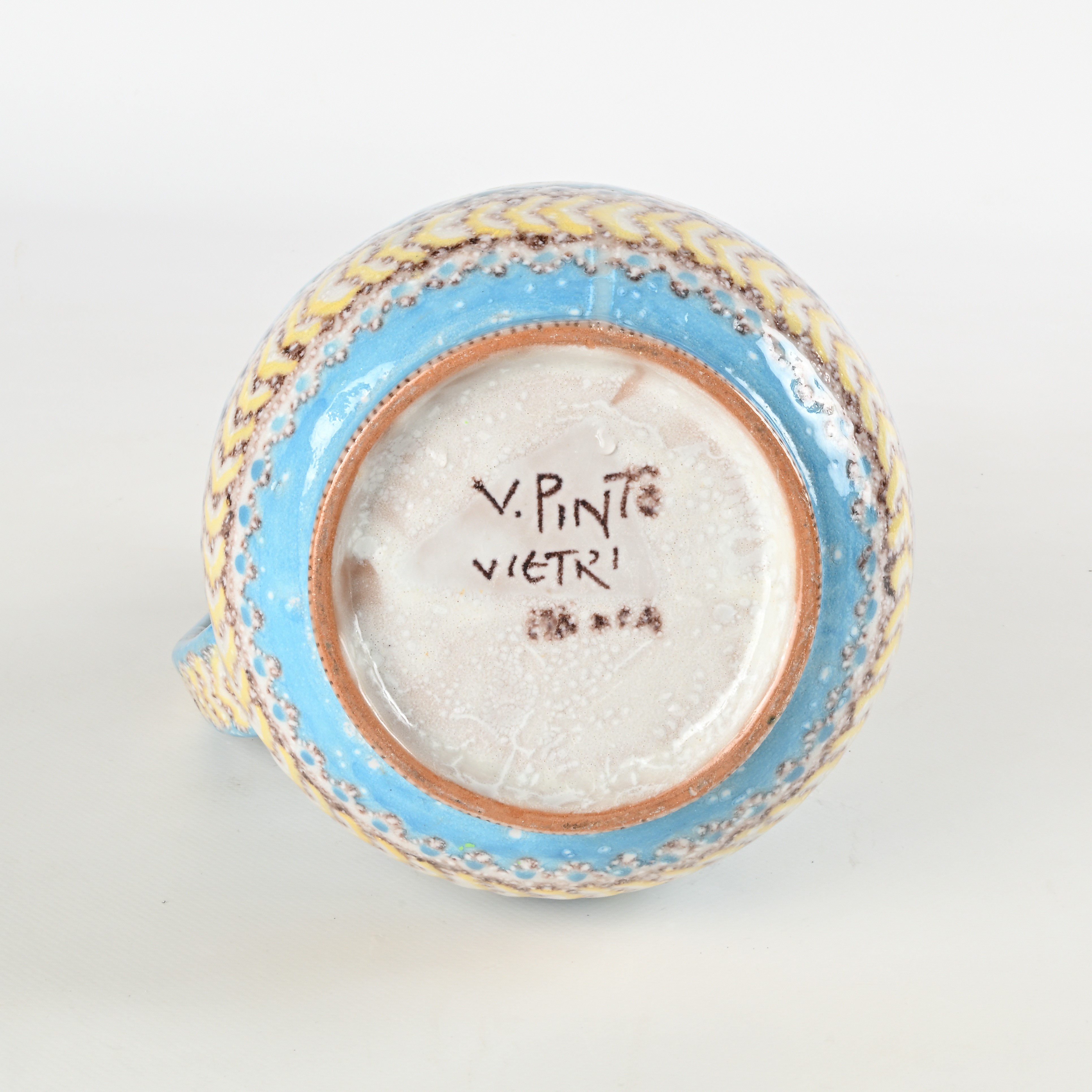 Brocca in terracotta smaltata e dipinta