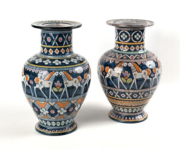 Coppia di vasi in ceramica policroma smaltata