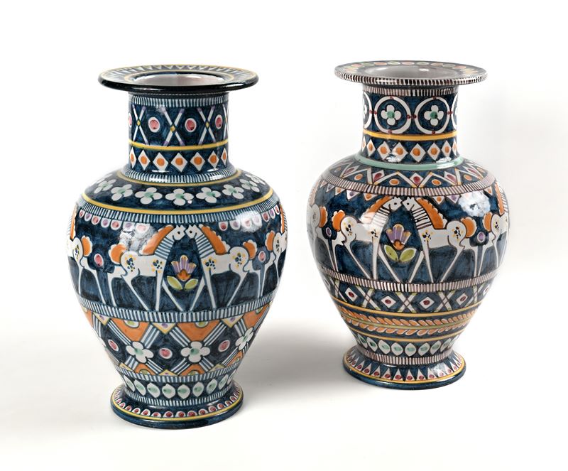 Coppia di vasi in ceramica policroma smaltata