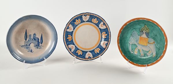 Lotto di tre piatti in ceramica dipinta e smaltata