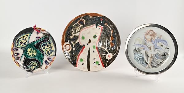 Lotto di una grande ciotola e due piatti in ceramica dipinta