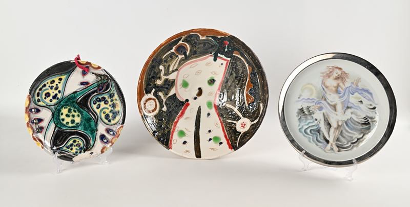 Lotto di una grande ciotola e due piatti in ceramica dipinta