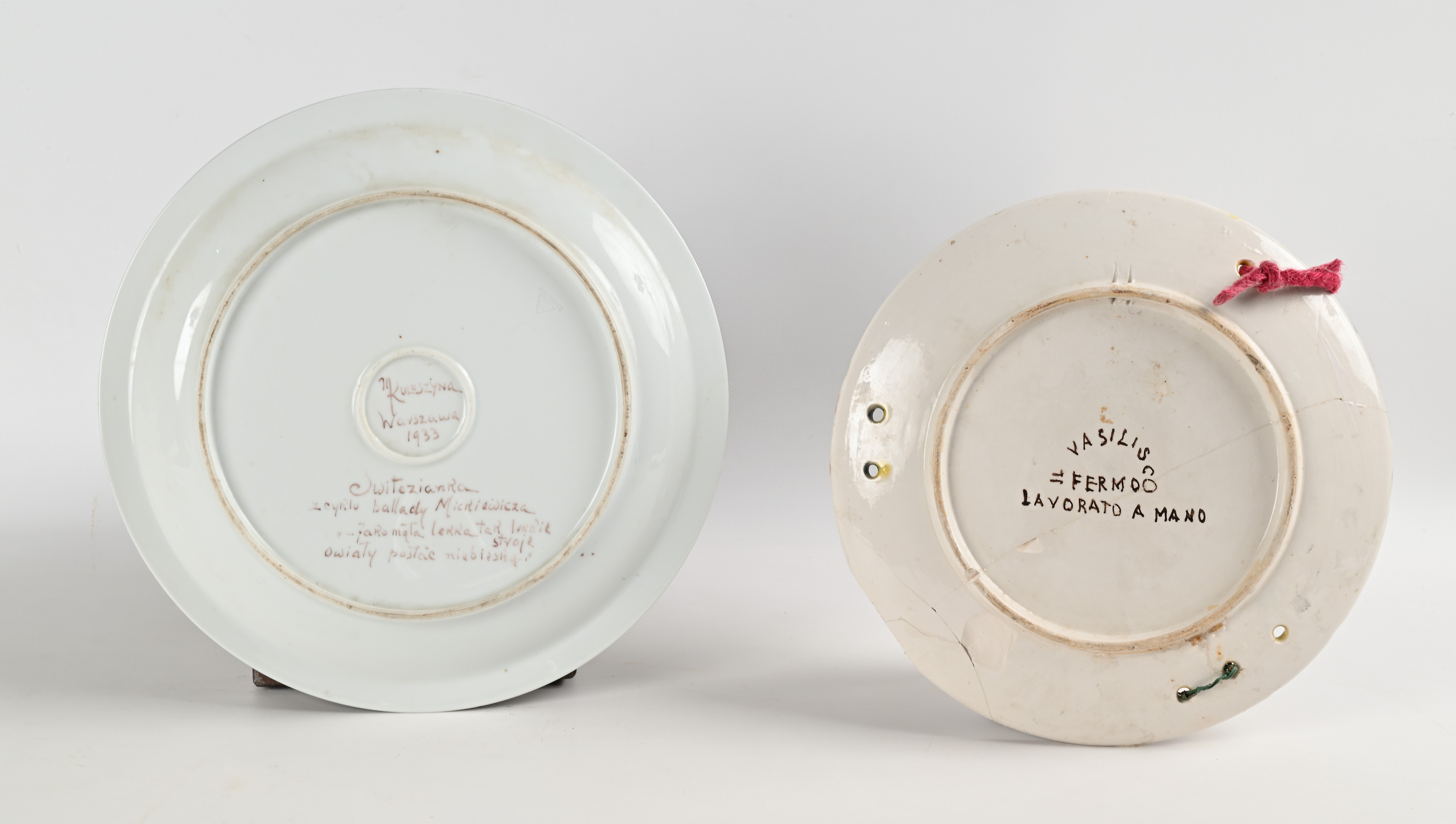 Lotto di una grande ciotola e due piatti in ceramica dipinta