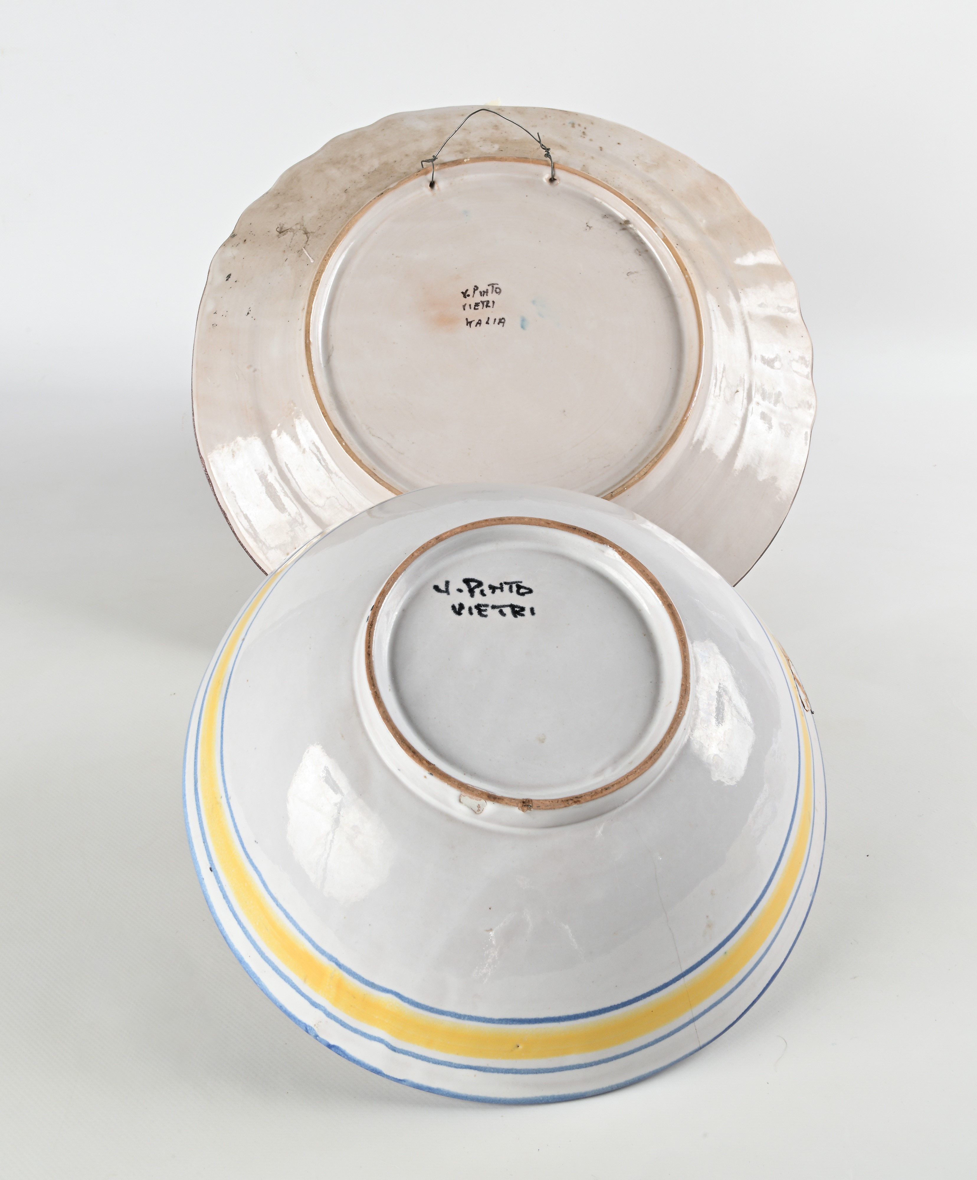 Lotto di un piatto ed una ciotola in ceramica smaltata dipinta