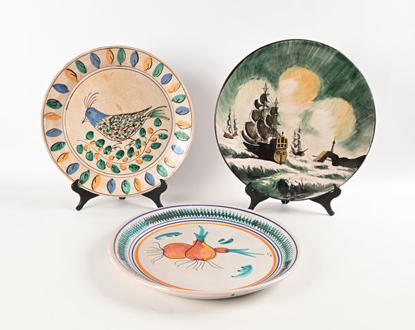 Lotto di tre grandi piatti in ceramica dipinta smaltata