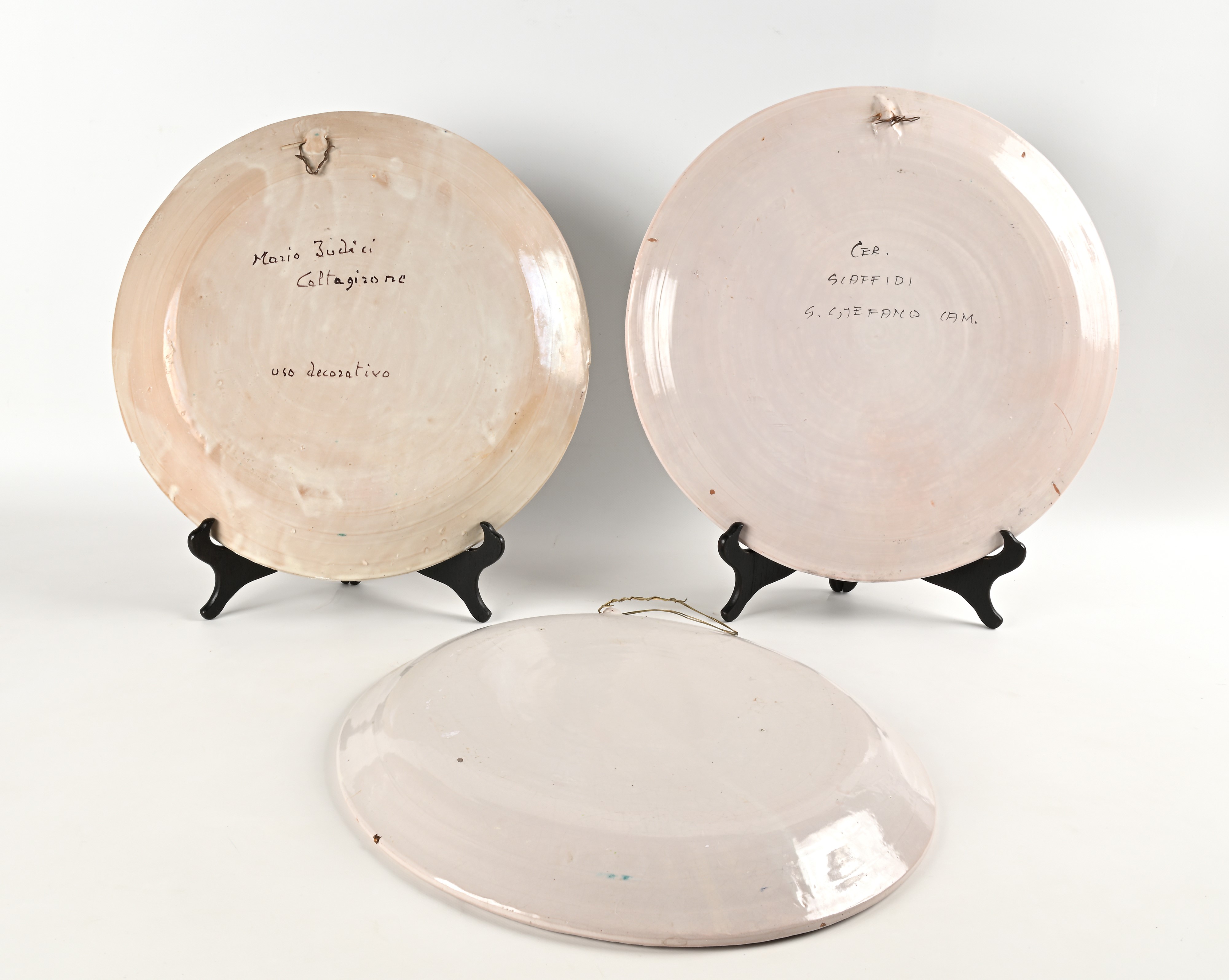 Lotto di tre grandi piatti in ceramica dipinta smaltata