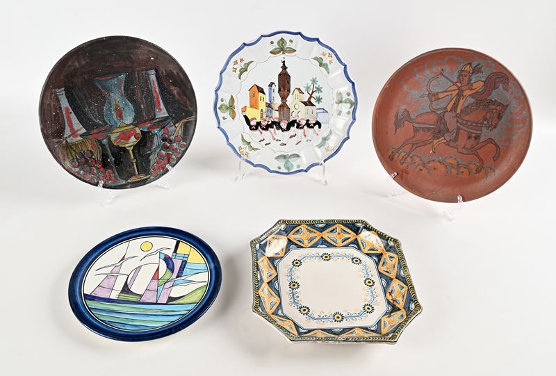 Lotto di 5 piatti in ceramica dipinta