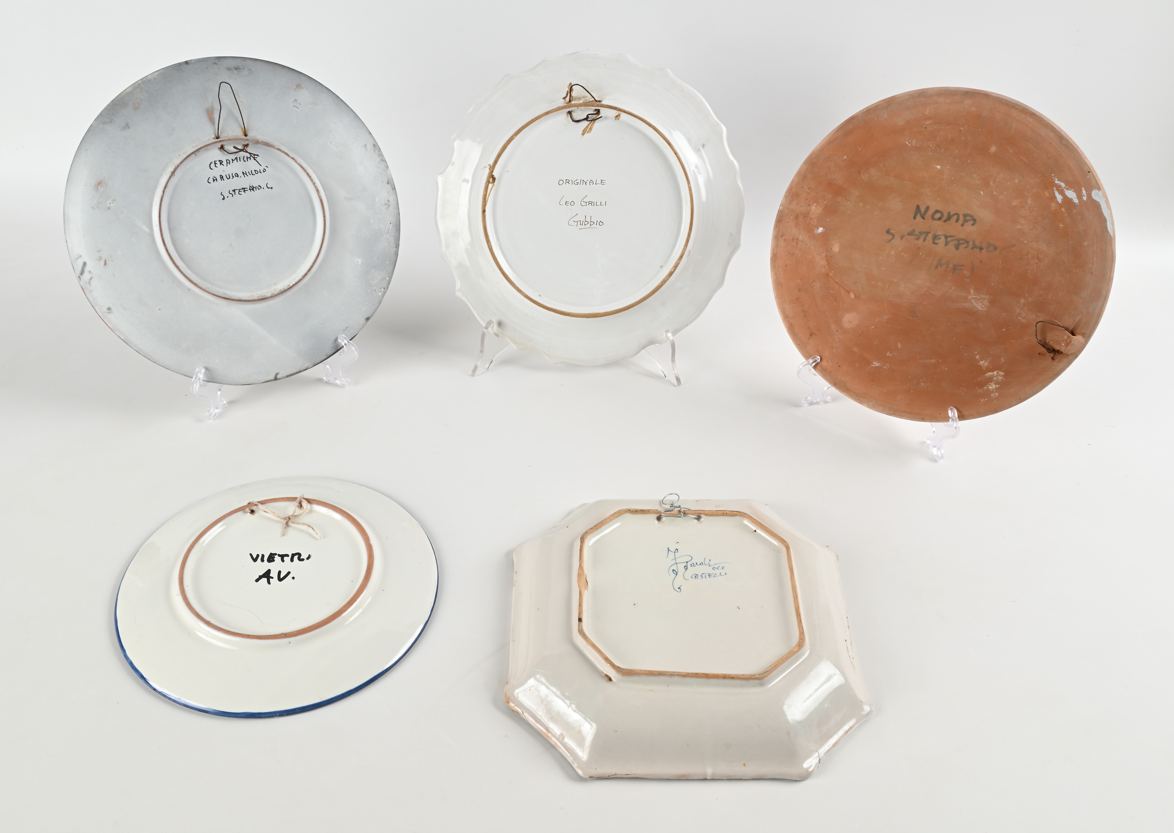 Lotto di 5 piatti in ceramica dipinta