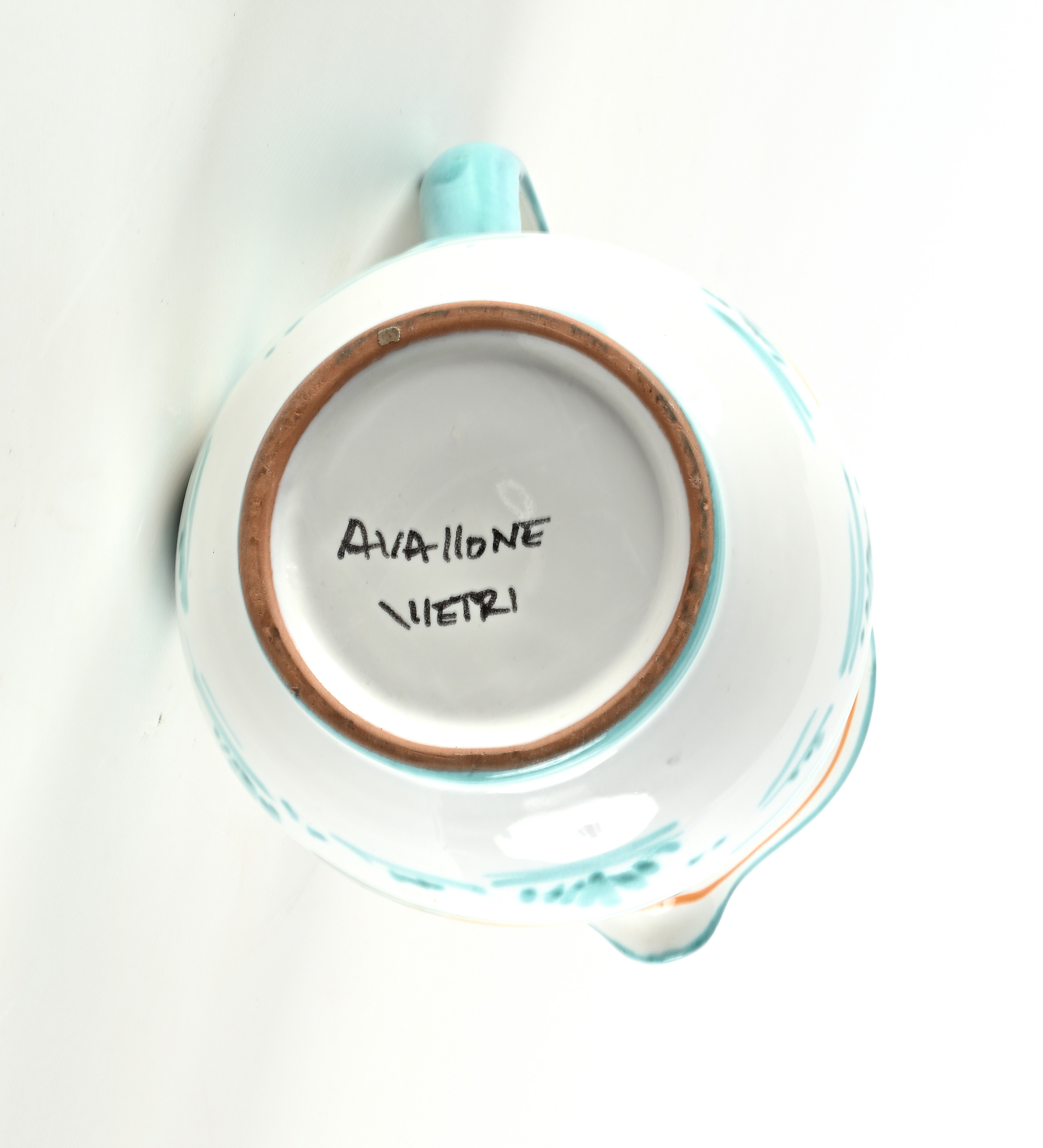 Lotto di due brocche in ceramica dipinta, Manifattura Vietri