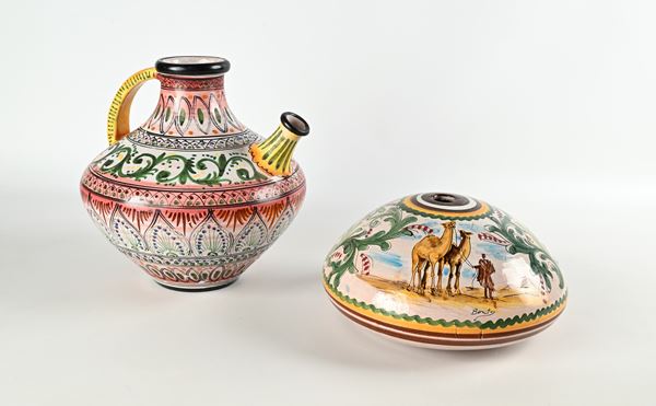 Lotto di un versatoio ed un vaso in ceramica dipinta
