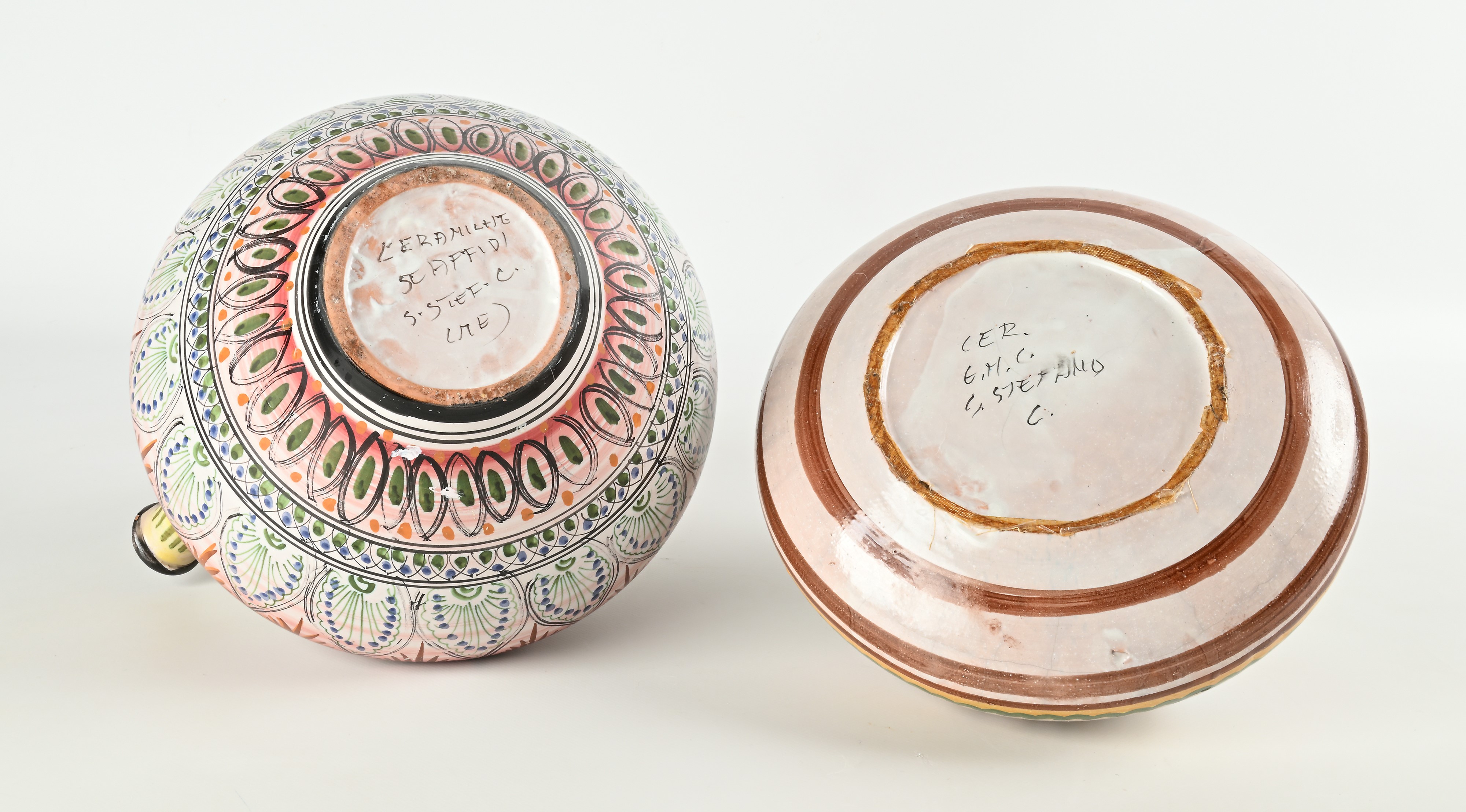 Lotto di un versatoio ed un vaso in ceramica dipinta