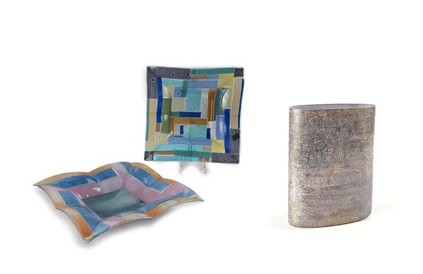 Lotto di due grandi piatti-svuotatasche in vetro policromo ed un vaso in vetro di murano